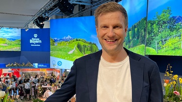 "Unser Land"-Moderator Florian Kienast bei der Grünen Woche in Berlin | Bild: Unser Land / Tobias Betz