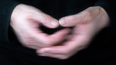 Zitternde Hände, Symbolfoto Parkinson Krankheit. | Bild: BR picture alliance / zb | Hans Wiedl