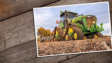 Traktor John Deere 8RX mit 357 PS, Raupenlaufwerk und automatischem Lenksystem auf einem Feld im niederbayerischen Pilsting | Bild: Martin Störringer, colourbox.com/Evgeny Karandaev; Montage: BR