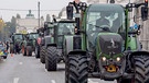 München: Traktoren fahren hintereinander zu einer Demonstration auf der Ludwigstrasse zwischen Siegestor (im Hintergrund) und Odeonsplatz | Bild: picture alliance/dpa/Peter Kneffel