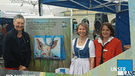 von links nach rechts: Redakteurin Margit Lendzian, Redakteurin und Moderatorin Christine Schneider sowie Redaktionsleiterin Petra Kindhammer auf der Münchner Bauernmarktmeile 2014 | Bild: BR