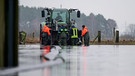 Landwirte auf überschwemmtem Feld | Bild: picture-alliance/dpa / Philipp Schulze