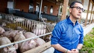 Mit Schweinefleisch geht's los: Bundeslandwirtschaftsminister Cem Özdemir (Grüne) plant ein verpflichtendes Tierwohl-Label. | Bild: picture alliance/dpa | Moritz Frankenberg