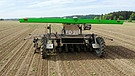 Farmroboter auf dem Felda | Bild: BR
