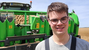 Silas Haag will sich auf dem Hof der Eltern mit dem Kartoffelnanbau ein Standbein aufbauen und investiert in eine neue Kartoffellegemaschine. Lohnt sie sich? | Bild: BR