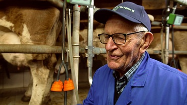 Mit 92 Jahren ist Austragsbauer Fritz Zeilinger noch regelmäßig in Kuhställen von Berufskollegen unterwegs, um die Milchleistungsprüfung durchzufühen. | Bild: BR