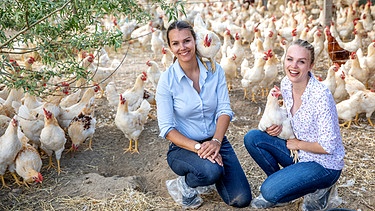 Die Schwestern Annalina und Leonie Behrens mit ihren Hühnern auf ihrem Bio-Betrieb Fürstenhof. | Bild: Felix Holland