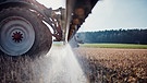 Ausbringung von Pflanzenschutzmiteln auf dem Feld | Bild: Steven Lüdtke/Forum Moderne Landwirtschaft/dpa