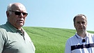 Die bayerischen Landwirte Dietrich Treis (rde) und Hans Wenzl (li) | Bild: BR