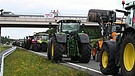 Bauern protestieren mit Traktoren | Bild: BR