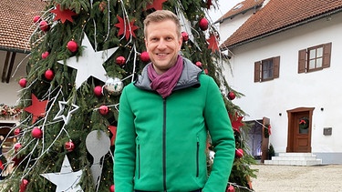 Florian Kienast vor Weihnachtsbaum | Bild: BR