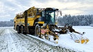 Rübenernte extrem! Schneemassen bereiten den Bauern große Probleme. Die Rübenroder müssen sich bei der Zuckerrübenernte 2023 durch den Schnee pflügen. | Bild: BR