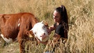 Almbäuerin Anna Pascoli mit einer ihrer Kühe | Bild: BR