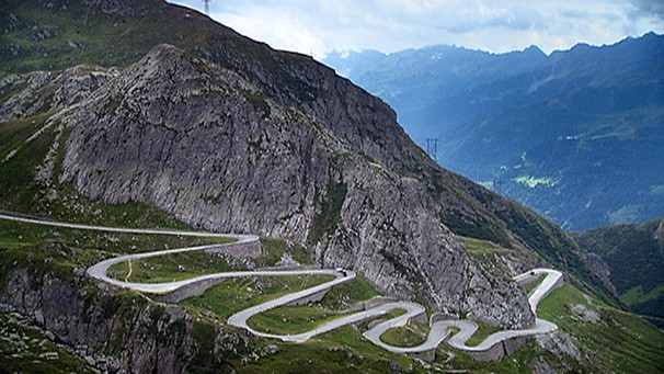 Val Tremola - das Tal des Schreckens und Zitterns. Der schwierigste Straßenabschnitt erstreckt sich auf der steilen Südseite des Gotthards. Auch heute noch. | Bild: BR Val Tremola - das Tal des Schreckens und Zitterns. Der schwierigste Straßenabschnitt erstreckt sich auf der steilen Südseite des Gotthards. Auch heute noch. | Bild: BR