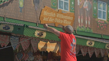 Auf der Oidn Wiesn: Am südlichen Ende des Oktoberfestgeländes liegen die Eingänge zur Oiden Wiesn. | Bild: BR