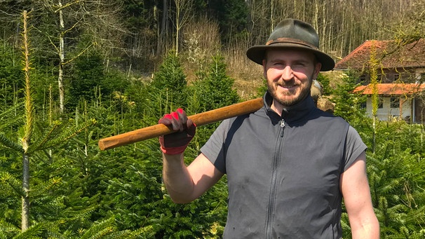 Handarbeit ist angesagt. Markus Huber pflanzt junge Setzlinge. | Bild: BR/Matti Bauer