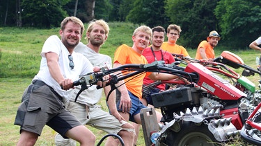 Einen Hang zum Steilhang - Christian Hatzenbichler (links außen) gründete im Jahr 2015 den Bergwiesen-Verein. | Bild: BR/Bernhard Wohlfahrter