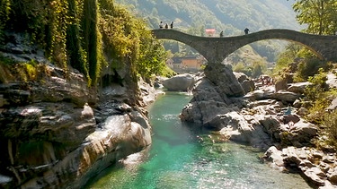 Die vier Elemente der Alpen: Zahlreiche Zuflüsse und Schmelzwasser aus den umliegenden Bergen speisen die Verzasca. Ponte dei Salti, Verzasca Tal | Bild: BR/Volker Schmidt