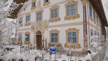 Wintertage im Pfaffenwinkel: Der Freskenhof wurde 1762 von Familie Dichtl erbaut. | Bild: BR/Dieter Nothhaft