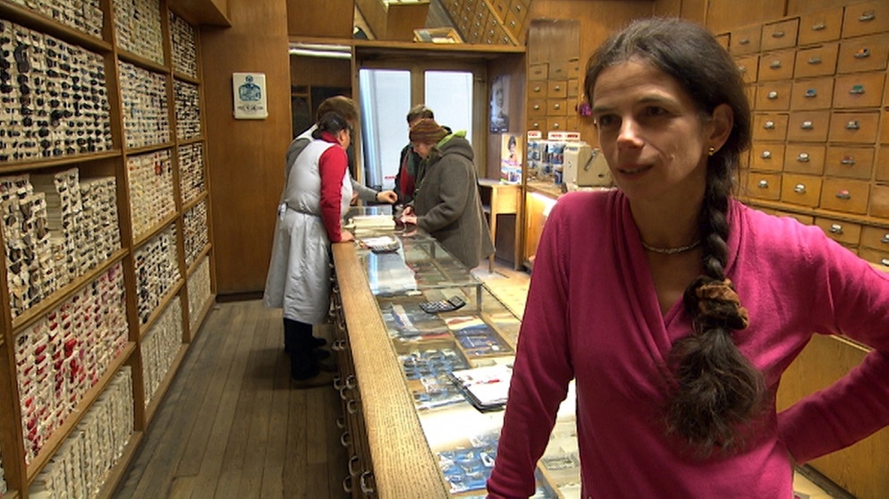 Den "Knopferlmayer" am Rathausplatz gibt es schon mehr als 250 Jahre. Hier arbeitet Veronika Mayer zusammen mit Frau Irmi. | Bild: BR