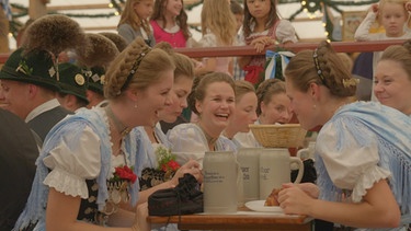 Auf der Oidn Wiesn: Die Trachtler vom Chiemgauer Alpenverband stärken sich zwischen ihren Auftritten im Festzelt 'Tradition'. | Bild: BR