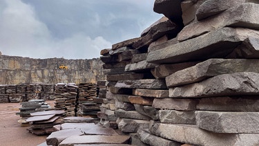 Porphyrplatten im Steinbruch von Nello Pisetta, Cembratal. | Bild: BR/Klaus Röder