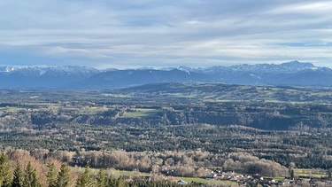 Blick vom Hohenpeißenberg auf die Alpenkette. | Bild: BR/Martin Weinhart