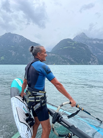 Ein schweizer Surfparadies, der Urner See. Marco Rogantini liebt es vor der majestätischen Bergkulisse zu surfen. | Bild: BR/Martin Weinhart