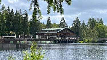 Fichtelgebirge: Hotel-am-Fichtelsee-im-Juni | Bild: BR