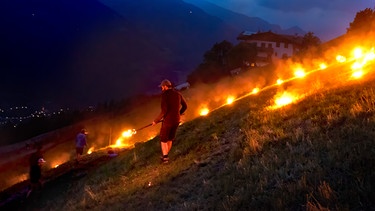 Die vier Elemente der Alpen: Feuer: Jährlich am Herz-Jesu-Sonntag entzünden viele hundert Gruppen von Tirolern die traditionellen Bergfeuer. | Bild: BR/Philipp Pamer