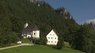 Unter unserem Himmel - In der Hochsteiermark - vom Erzberg ins Gesäuse: Das Gesäuse-Gebirge unter blauem Himmel, im Vordergrund die Kirche vom Bergsteigerfriedhof | Bild: BR