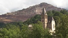 Unter unserem Himmel - In der Hochsteiermark - vom Erzberg ins Gesäuse: Der Erzberg von Eisenerz, im Vordergrund die Pfarrkirche zum heiligen Oswald | Bild: BR