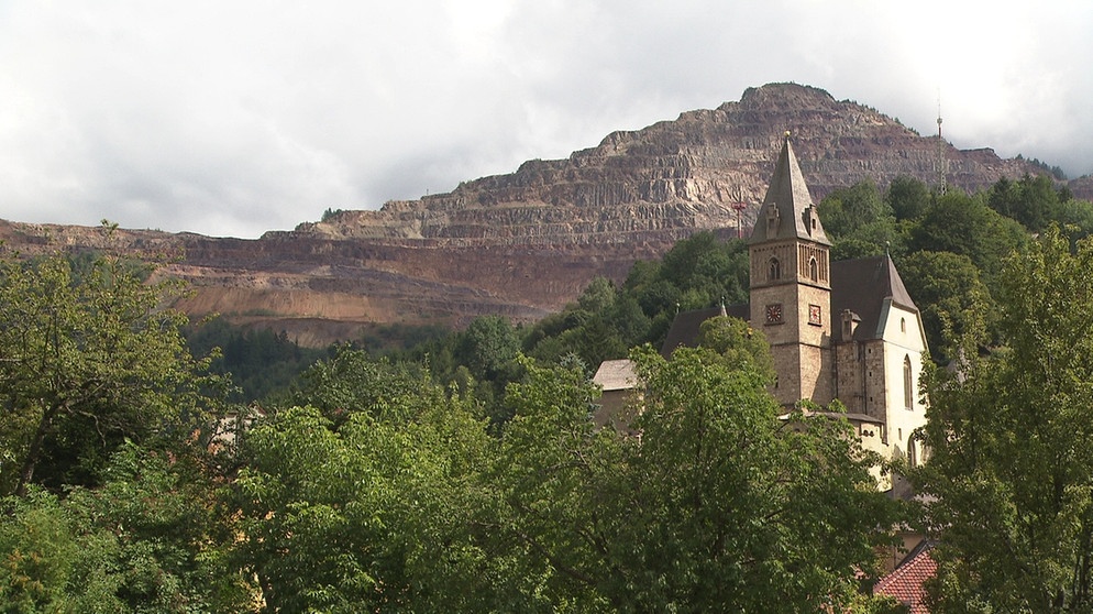 Unter unserem Himmel - In der Hochsteiermark - vom Erzberg ins Gesäuse: Der Erzberg von Eisenerz, im Vordergrund die Pfarrkirche zum heiligen Oswald | Bild: BR