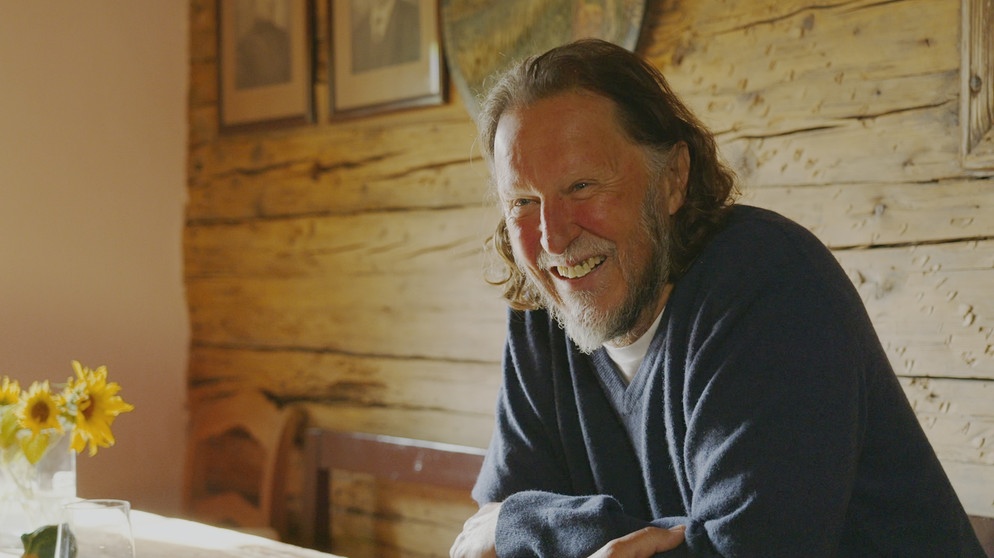 Toni Krank in der Gaststube seines Hauses in Mittergars. | Bild: BR/Raimund Lesk