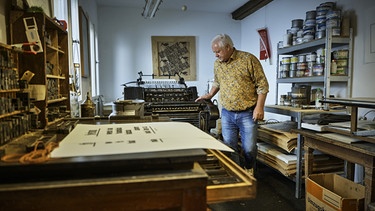 Hersbrucker Geschichten: Siggi Zimmermann bereitet die Druckmaschine vor. | Bild: BR/Pascal Hoffmann