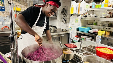 Noah Hansen, Koch im Gasthof Alpenrose, kocht mit viel Leidenschaft das Blaukraut. | Bild: BR/Leonhard Schwarz