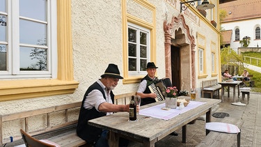 Hans Wiesholzer musiziert im Biergarten vom Gasthof Alpenrose in Samerberg. | Bild: BR/Leonhard Schwarz