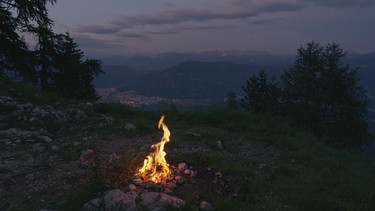 Die vier Elemente der Alpen: Feuer: Strom ist bis in die letzten Winkel der Berge vorgedrungen und hat das Feuer verdrängt. | Bild: BR/Philipp Pamer