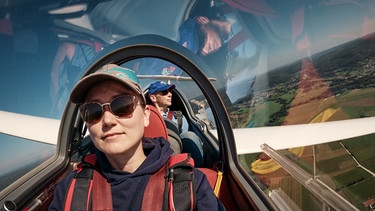 Hersbrucker Geschichten: Tanja Ziegler und Fluglehrer Stefan Harries bei ihremTrainingsflug. | Bild: BR/Pascal Hoffmann