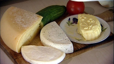 Zur Arbeit einer Sennerin gehört auch die Herstellung von Butter und Käse. | Bild: BR