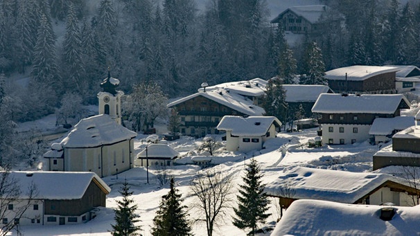 Kurz nach dem Grenzübergang nach Tirol kommt der Ort Landl, bei Thiersee. | Bild: BR