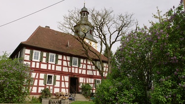 Pfarrhofgeschichten: Im oberfränkischen Obristfeld steht dieser evangelische Pfarrhof aus dem 18. Jahrhundert | Bild: BR