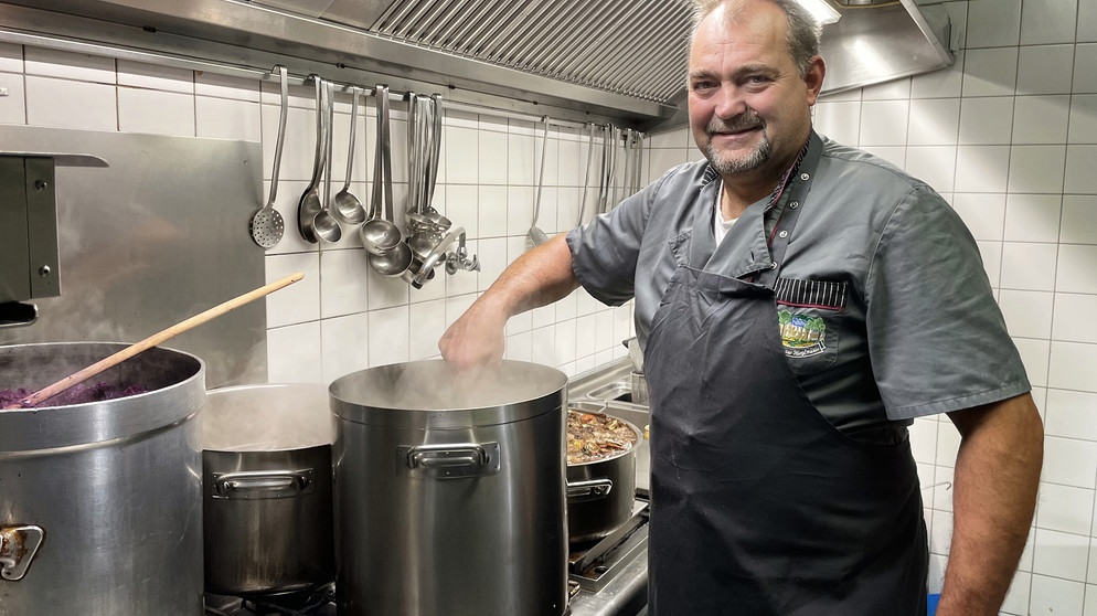 Wirt Uwe Gläßl hat das Wirtshaus zur Stieglmühle zusammen mit seiner Frau vor 24 Jahren gepachtet. | Bild: BR