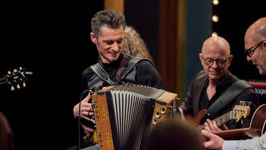 Vorne, von links: Herbert Pixner und Hannes Ringlstetter; hinten: die Ringlstetter-Band. | Bild: BR/Superfilm Filmproduktions GmbH/Philipp Thurmaier