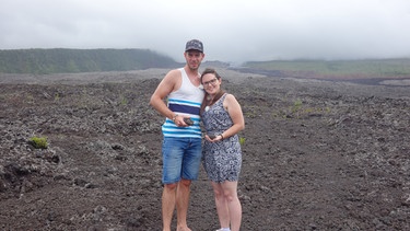 Das Passagierpaar Dani und Nico bestaunt einen erkalteten Lavastrom des Vulkans Piton de la Fournaise auf La Réunion. Es ist einer der aktivsten Vulkane der Welt, sein letzter Ausbruch war 2018. | Bild: Bewegte Zeiten Filmproduktion GmbH/BR/Farah M'haimdat
