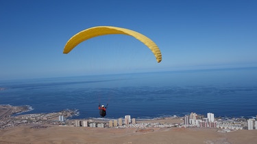 Iquique, Chile. Ausflug Paragliding: Petra und Frank Fautz wollen heute zusammen paragliden. | Bild: BR/Bewegte Zeiten Filmproduktion GmbH/Farah M'haimdat