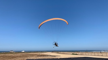 Ausflug von Küchenchef Jörg Schwab und Gästebetreuer Bernd Wallisch von Valparaiso in Chile an den Strand von Concon. Aufnahme von einem Paratrike im Flug am Strand von Cocon.
| Bild: BR/Bewegte Zeiten Filmproduktion GmbH/Gerrit Mannes