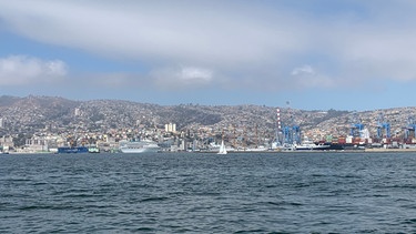 Blick vom Segelboot auf den Hafen von Valparaiso in Chile.
| Bild: BR/Bewegte Zeiten Filmproduktion GmbH/Gerrit Mannes