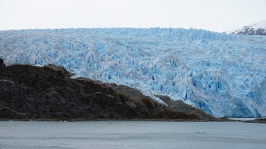 2. Seetag von Castro auf der Insel Chiloé in Chile nach Punta Arenas in Chile. Impressionen der chilenischen Fjordwelt. Im Bild der Asia Gletscher. | Bild: BR/Bewegte Zeiten Filmproduktion GmbH