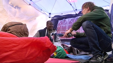 Ein BR-Reporter interviewt Amadu im Hungerstreik-Camp | Bild: BR